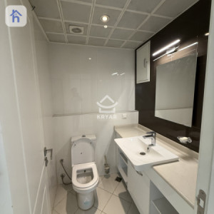 Modern Apartment with 1 Bedroom Image 7