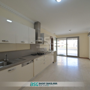 Modern 5-Bedroom Apartment image 2