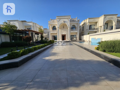 Luxury House with 6 Bedrooms image 1