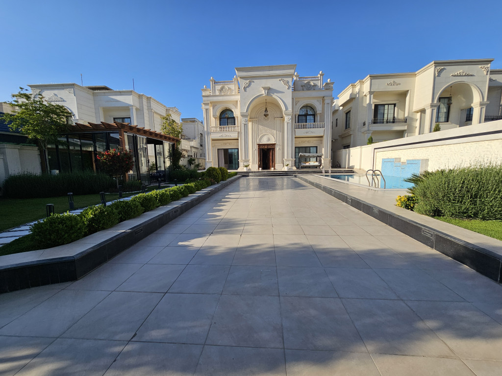 Luxury House with 6 Bedrooms