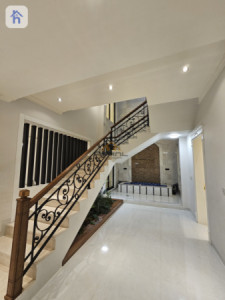 Modern 5-Bedroom House for Rent Image 8