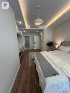 Modern 3-Bedroom Apartment in High-Rise Building Image 4