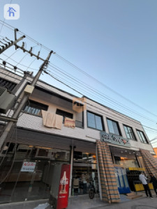 250m² Commercial property with 3 bedrooms image 3