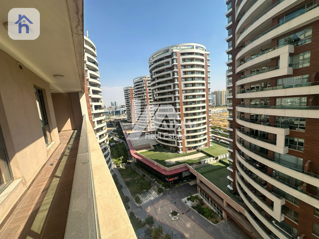 Spacious Apartment with Park View Image 13