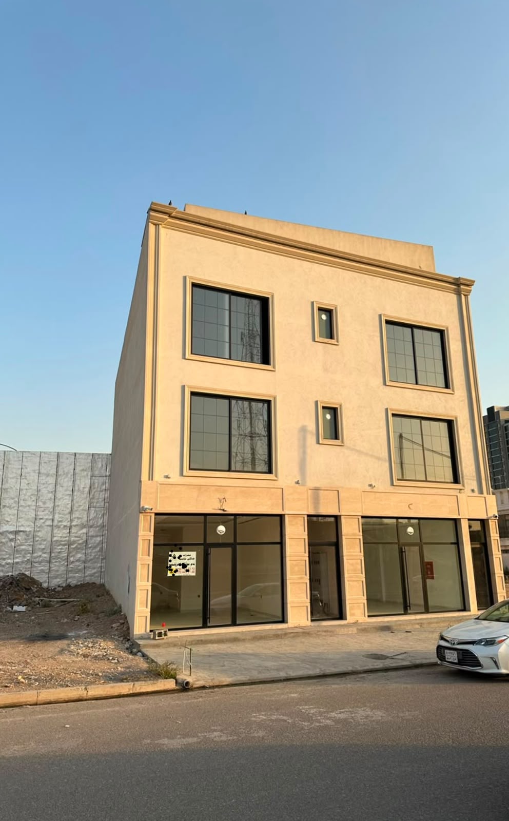 Prime Location Commercial Building for Sale Resim 2