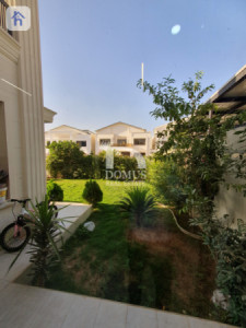 Elegant 5-Bedroom Villa Image 32