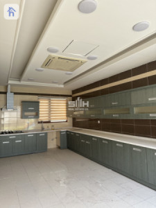 Modern House with 6 Bedrooms image 7