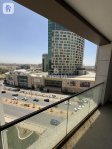 شوقەیەکی فراوان کە دیمەنێکی پانۆرامای شارەکەی هەیە image 10