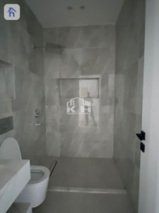 Modern House with Multiple Bedrooms Image 17