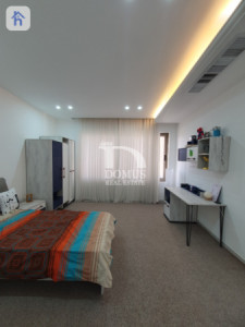 Elegant 5-Bedroom Villa Image 10
