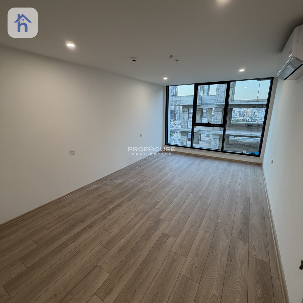 Sleek Office on High Floor Resim 2