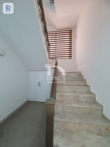 Elegant 5-Bedroom Villa Image 20