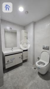 شوقەیەکی مۆدێرن یەک ژووری نوستن لە ڕامی تاوەر وێنە 9