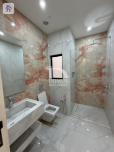 Luxurious Villa with 6 Bedrooms Image 46