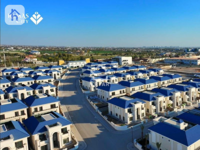 Modern Home with 5 Beds image 11