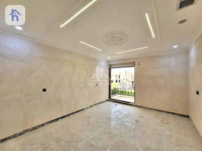 Luxurious 4-Bedroom House Image 15