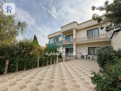 Spacious house with garden Image 3