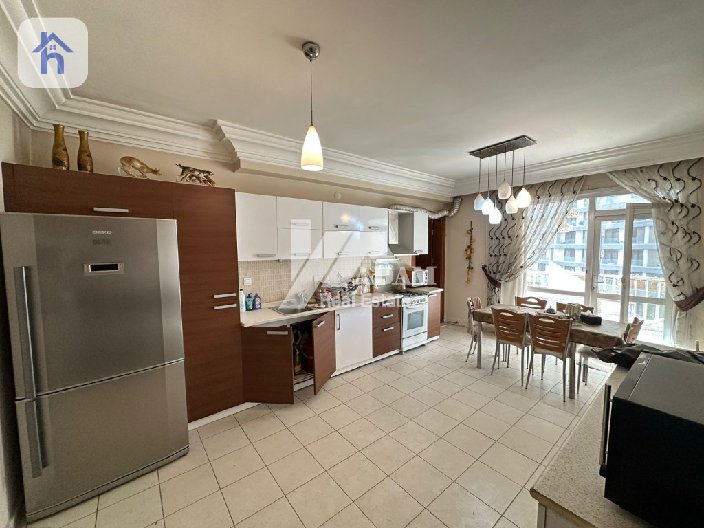 Charming 275m² Apartment for Rent Image 2