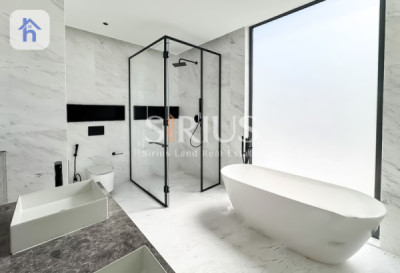 Luxurious Villa with 6 Bedrooms Image 9