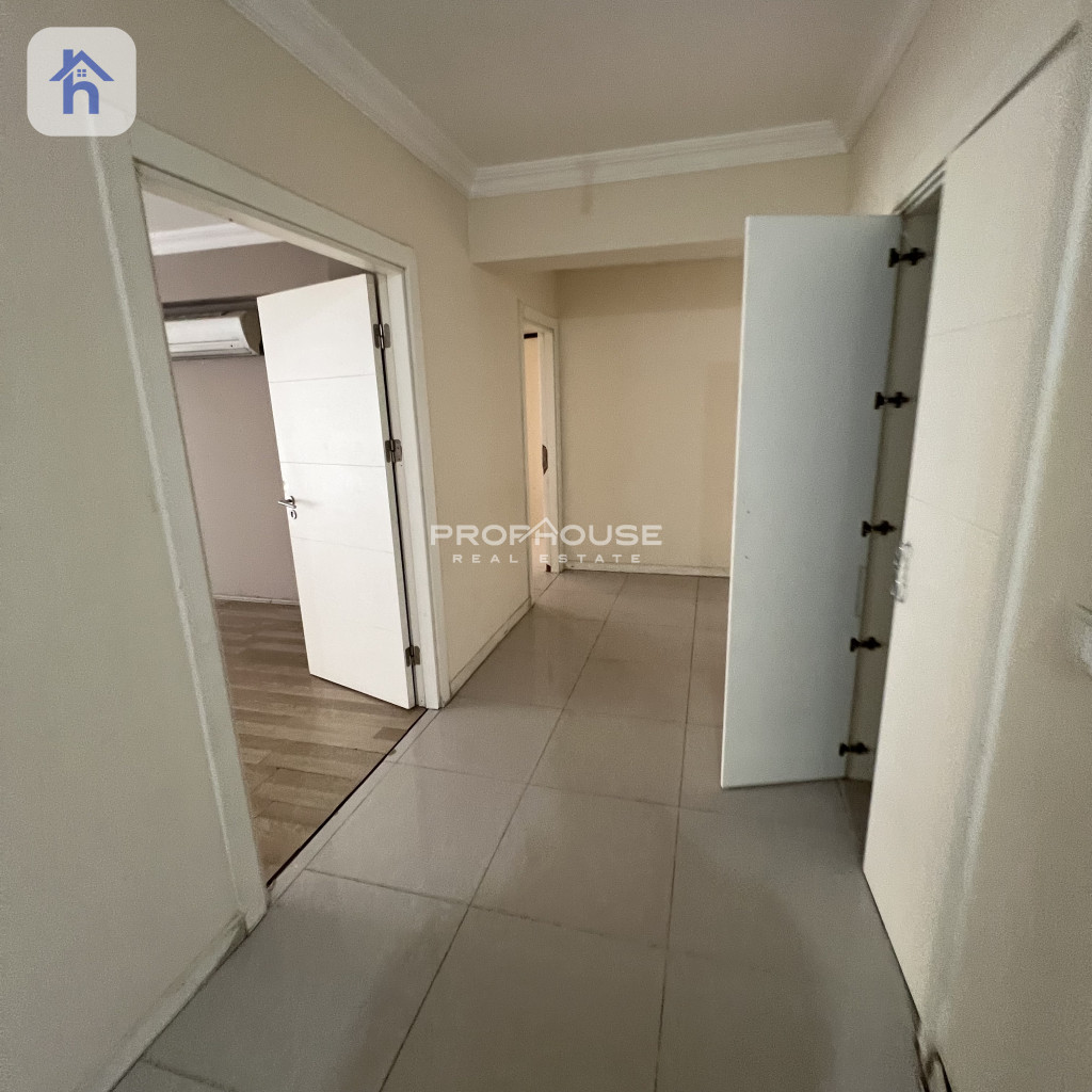 Spacious Apartment with 3 Bedrooms Image 2