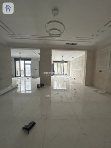 Spacious 5-Bedroom House Image 5