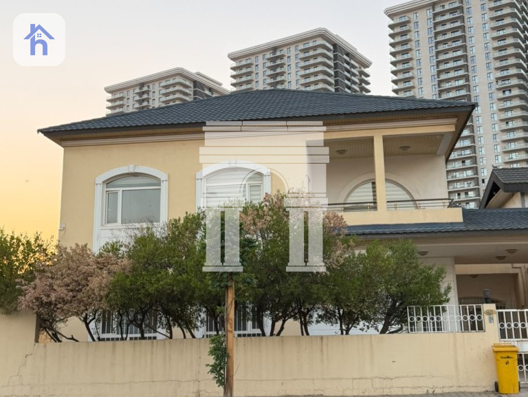 Spacious Commercial Property in Italian Village