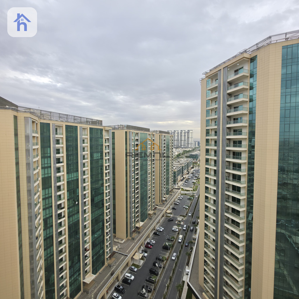 Spacious Apartment in Empire Square Resim 2