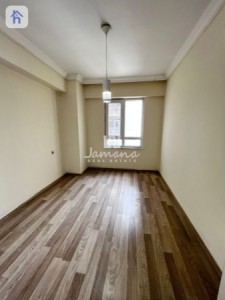 Cozy 3 BR Apartment in Prime Location Image 4