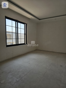 Modern Home With 5 Bedrooms Image 6
