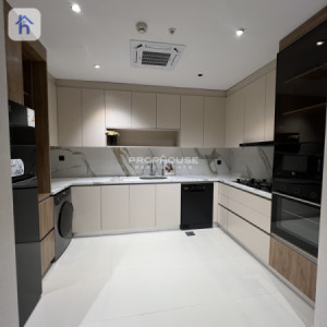 Luxurious 2-Bedroom Apartment in Prime Location image 7