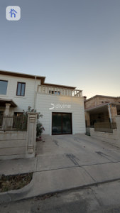 Spacious Family Home in American Village Resim 9