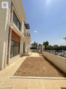 Modern Home with 5 Bedrooms image 12
