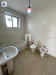 Spacious 5-Bedroom House in English Village Image 13