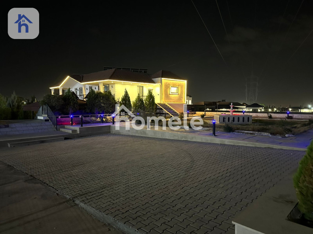 مزرعة واسعة مع أشجار الفاكهة