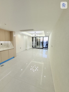 Modern One-Bedroom Apartment Image 4
