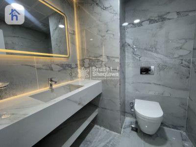 Spacious 2 Bedroom Apartment with Stunning Views Image 8