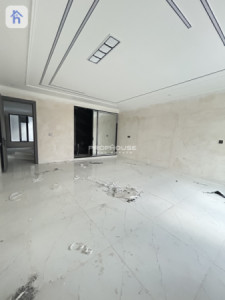 Spacious 5-Bedroom House Image 8