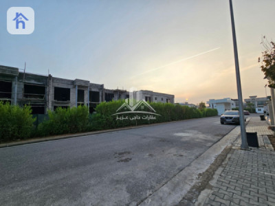 Modern Home with 5 Bedrooms Image 5