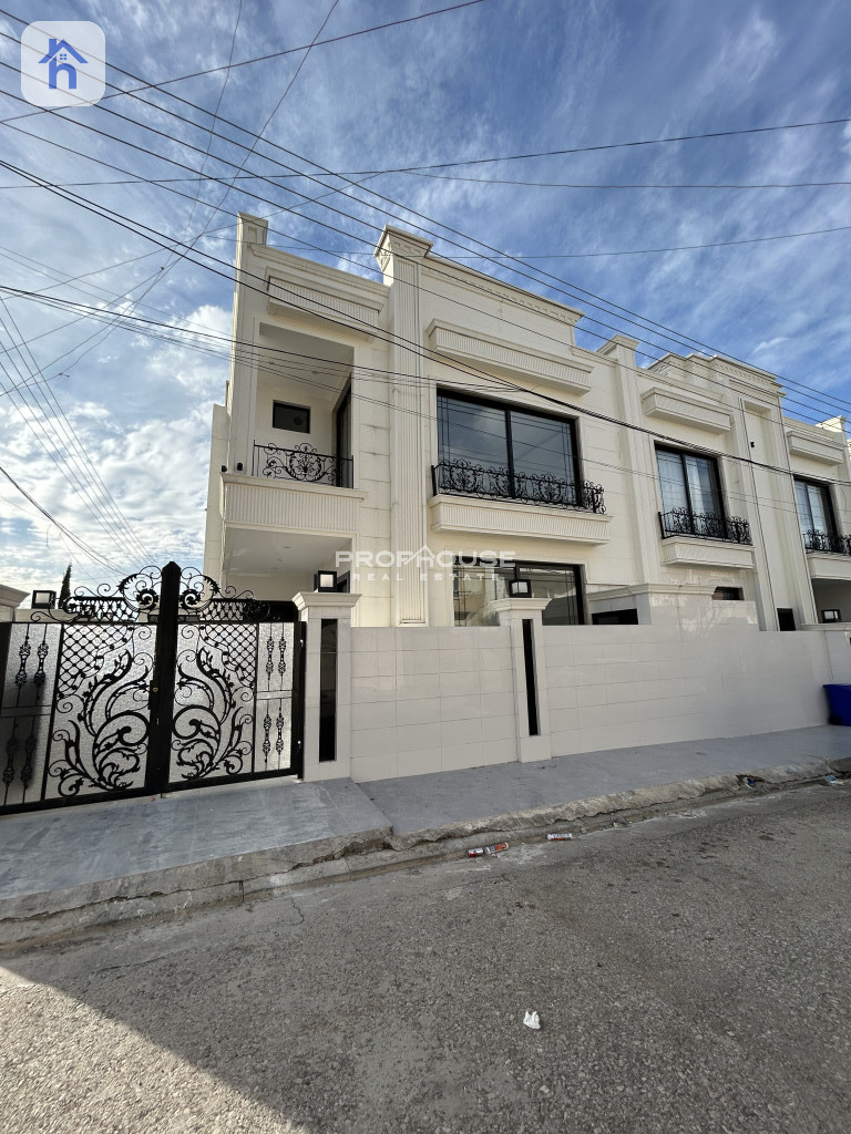 خانوو بەرامبەر باخچە