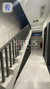 Modern Commercial Building with Multiple Rooms Resim 16