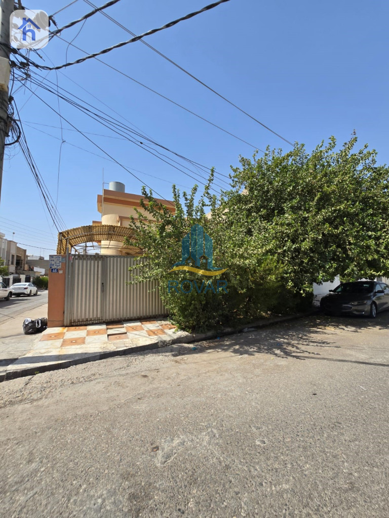 خانووی ڕوکن بەرامبەر باخچە