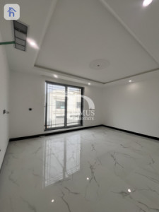 Luxurious Villa with 6 Bedrooms Image 9