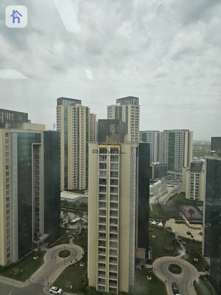 Modern office in Empire Business Towers Image 7
