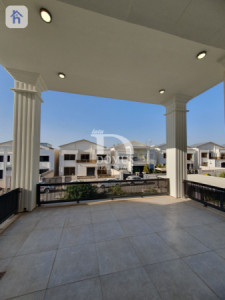 Elegant 5-Bedroom Villa Image 34