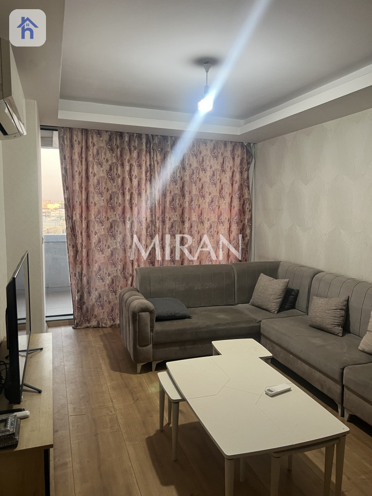 شوقەیەکی یەک ژووری نوستن بە مۆبیلیاتەوە