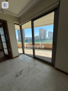 Modern 4-Bedroom Apartment with Beautiful View Image 8
