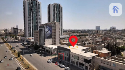 مبنى تجاري واسع في موقع مميز image 2
