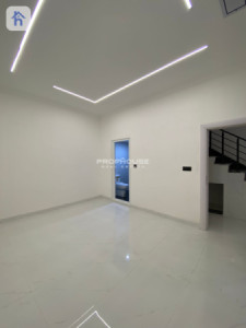 Family Home with 6 Bedrooms image 8