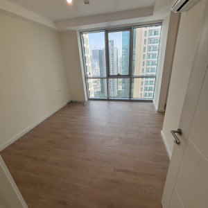 Spacious Apartment in Empire Wings Image 3