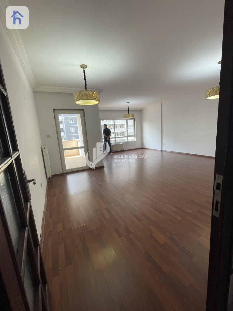 Bright Apartment with 4 Bedrooms